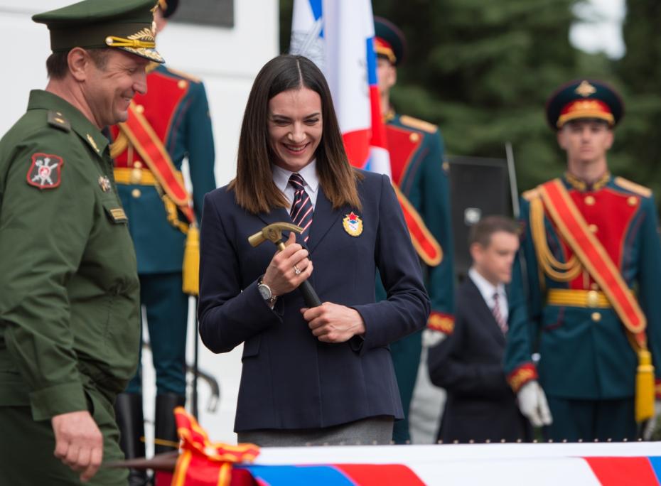 Двукратная олимпийская чемпионка, инструктор по легкой атлетике российской армии, капитан Елена Исинбаева , Сочи 2015 год