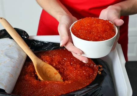 Россиянам перечислили важные отличия качественной красной икры