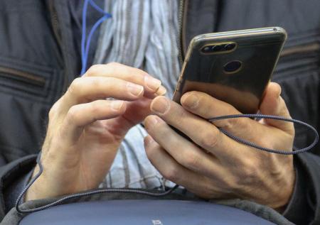 Россиян предупредили об опасности неоригинальных зарядок для смартфонов