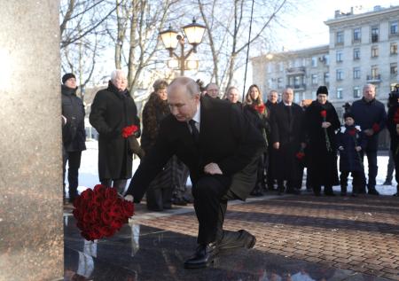 Путин в Петербурге возложил цветы к памятнику Собчака