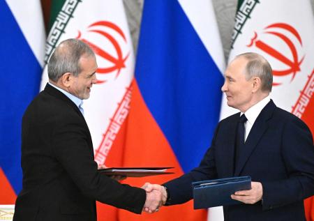«Наше традиционное изделие»: стало известно, что Путин подарил Пезешкиану