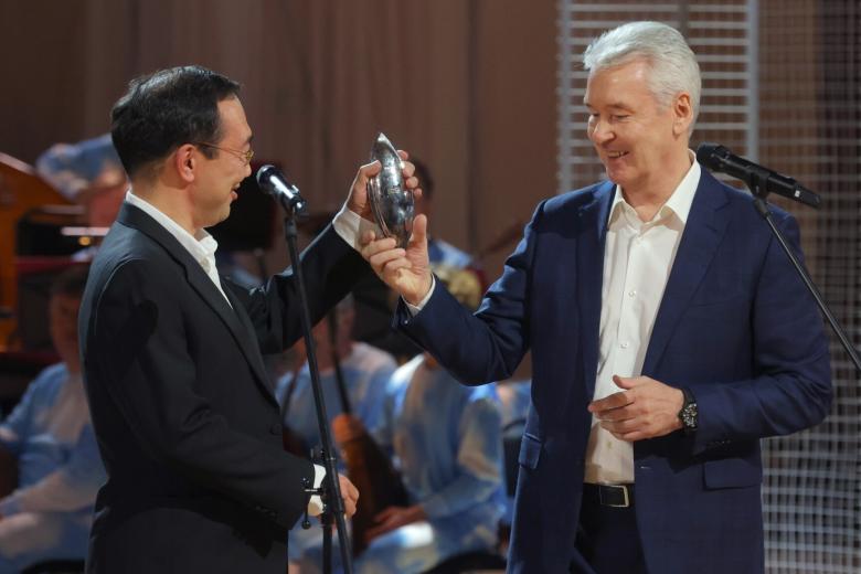 Глава Республики Саха (Якутия) Айсен Николаев, победивший в номинации «Креативный регион», и мэр Москвы Сергей Собянин (слева направо) во время церемонии вручения Российской национальной премии в сфере креативных индустрий Russian Creative Awards