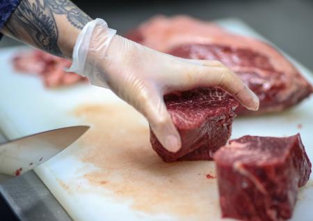 Врач перечислил опасные для детей виды мяса