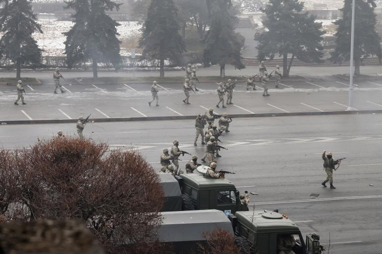 Казахстан. Алма-Ата. Военнослужащие во время контртеррористической операции против участников массовых акций беспорядков