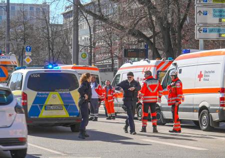 Наезд автомобиля на десятки людей в Германии попал на видео
