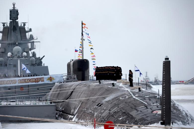Торжественная церемония подъёма военно-морского флага на атомном подводном крейсере «Император Александр III»