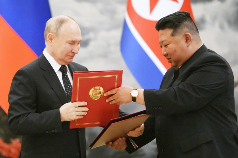 Президент РФ Владимир Путин и председатель государственных дел Корейской Народно-Демократической Республики Ким Чен Ын (справа) во время подписания договора о всеобъемлющем стратегическом партнерстве