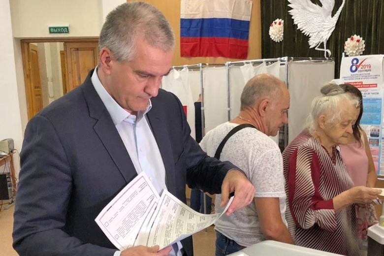 Глава Республики Крым Сергей Аксёнов во время голосования на избирательном участке № 238