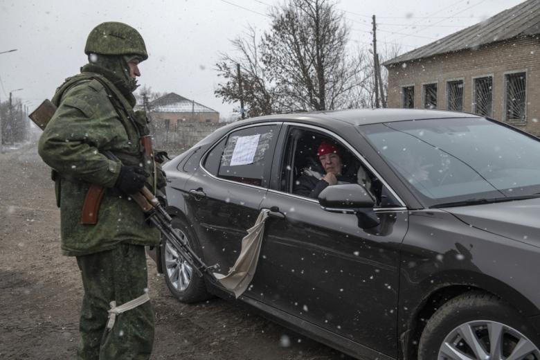 Военнослужащий Народной милиции ЛНР проверяет машину