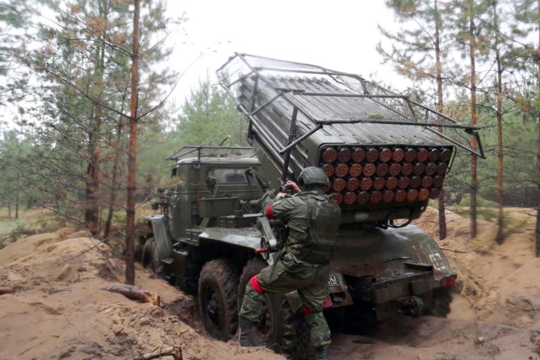 Работа реактивной системы залпового огня (РСЗО) «Град»