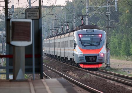Появилось видео, как зацепера ударило током на крыше электрички в Москве