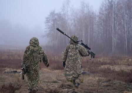 Бойцы ВСУ привязали сослуживца к дереву над окопами под Курском