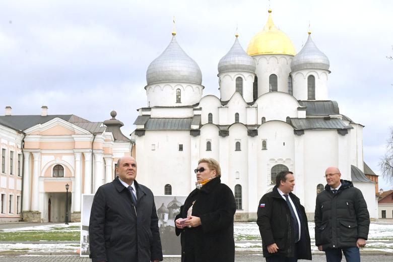 Михаил Мишустин во время посещения Новгородского кремля