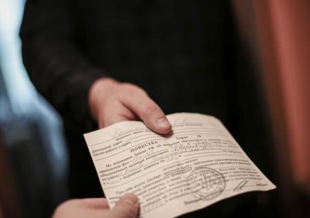 Адвокат Чиков заявил, что в Петербурге начали разносить повестки срочникам