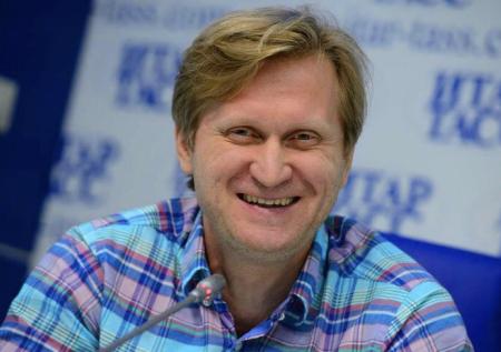 Юморист Андрей Рожков устроился работать парковщиком