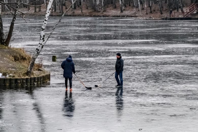 Люди на льду (архивное фото)