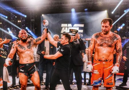 Ограбление года: как Емельяненко проиграл Сантосу на AMC Fight Nights 106