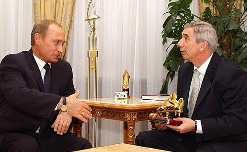Георгий Ярцев от имени футболистов передал главе государства золотую бутсу, 2003 год