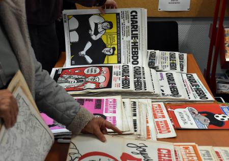 Charlie Hebdo карикатурой отреагировал на теракты во Франции