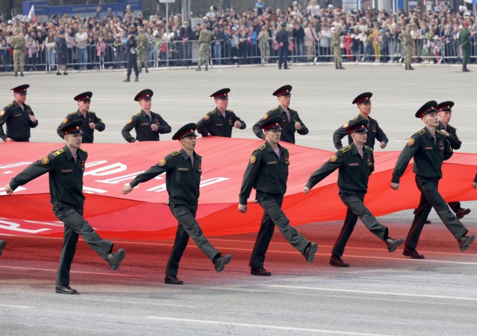 Новосибирск. Знамя Победы во время парада, посвященного 78-й годовщине победы в Великой Отечественной войне