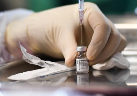 Японские врачи обнаружили в вакцине Pfizer резиновую крошку