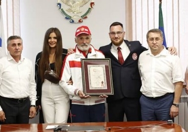 Багама Айгубов (в центре)