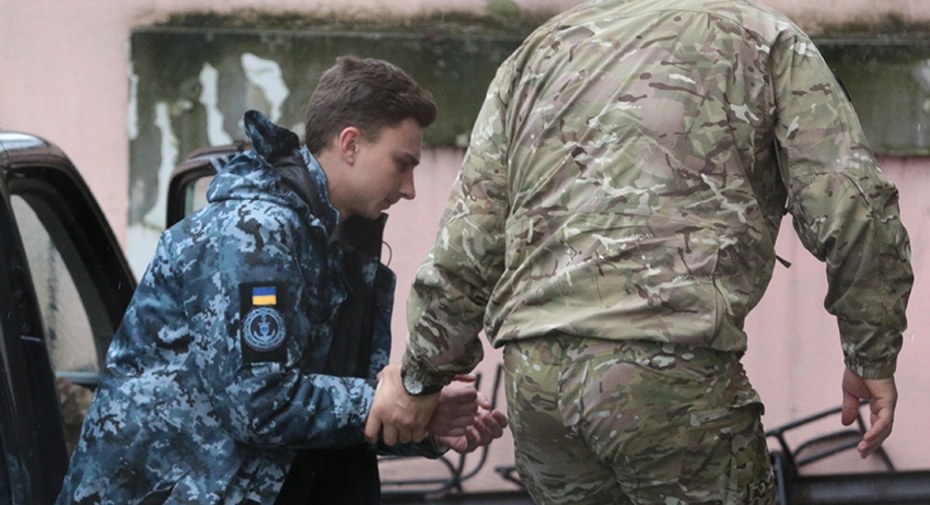 Задержанный матрос Андрей Эйдер (слева) у Киевского районного суда Симферополя