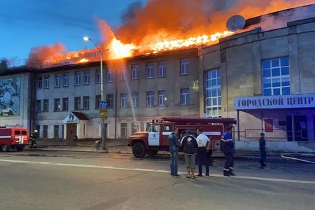 Вековое здание Дома культуры полыхает в Гусь-Хрустальном
