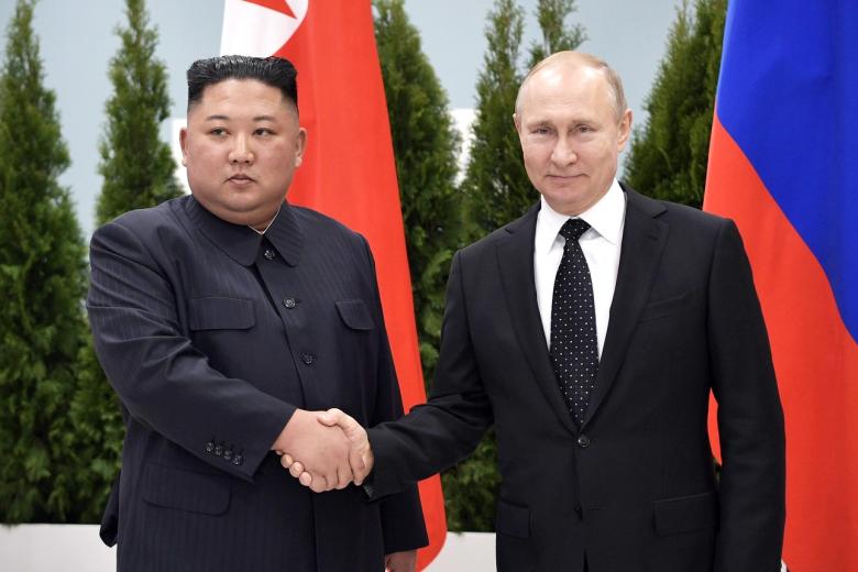 Президент РФ Владимир Путин и председатель Государственного совета КНДР Ким Чен Ын во время встречи