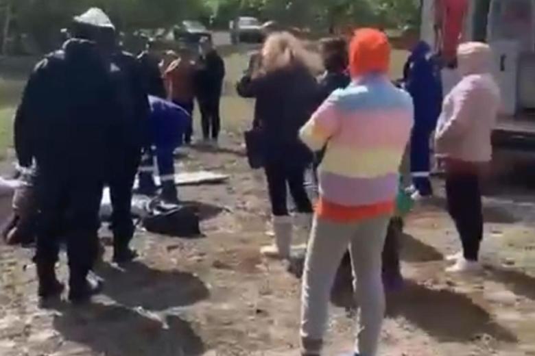 Фото с места взрыва автомобиля российского писателя Захара Прилепина