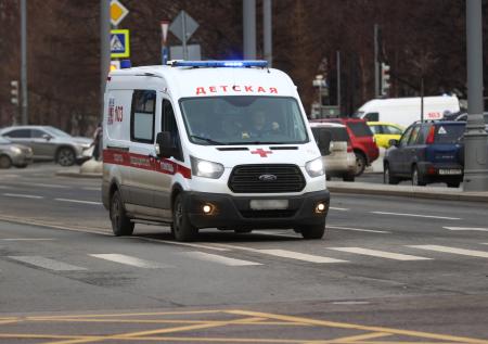 Двухлетняя девочка выпала из окна в Ленобласти