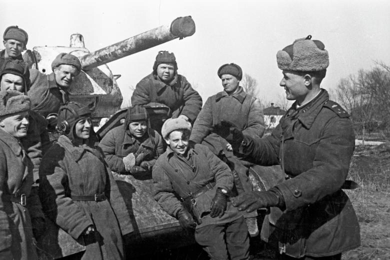 Великая Отечественная война 1941-1945 годов. Харьковская наступательная операция. Танковый корпус Юго-Западного фронта в освобожденной деревне