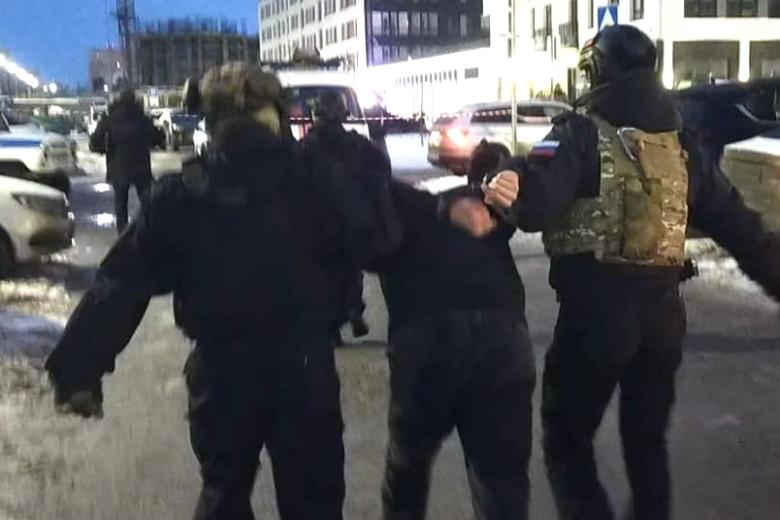 Сотрудники СОБР Росгвардии освободили заложника и задержали подозреваемого в Тюмени