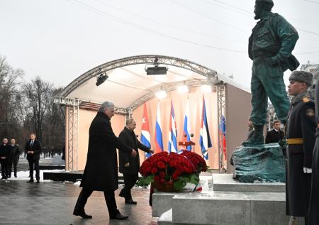 Путин вместе с президентом Кубы открыл памятник Фиделю Кастро в Москве