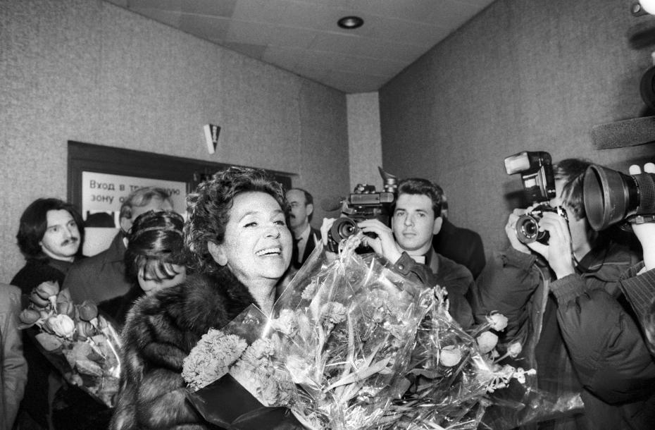 Певица Галина Вишневская в аэропорту Шереметьево по прибытии из Парижа, 1992 год