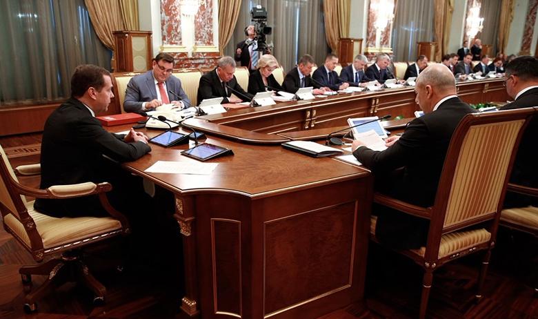 Дмитрий Медведев (слева) на заседании кабмина