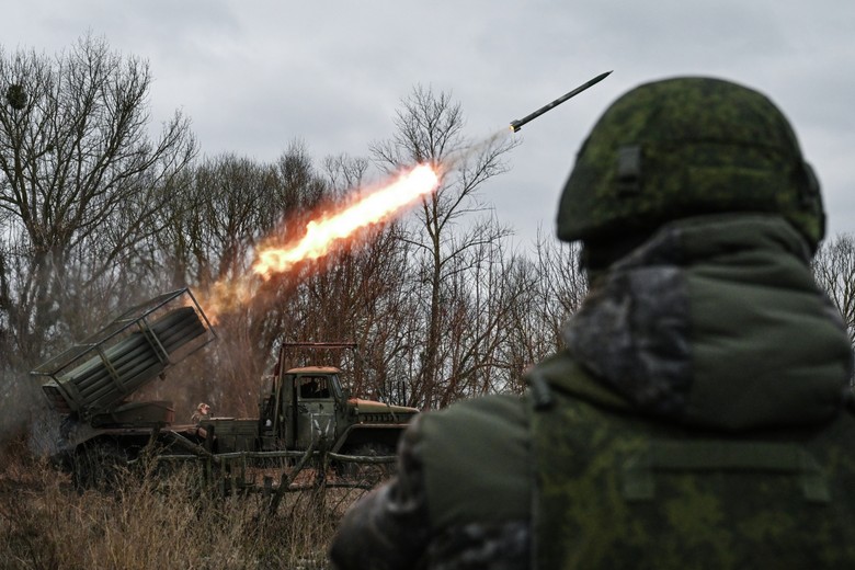 Боевая работа военнослужащих артиллерийского расчета РСЗО «Град»