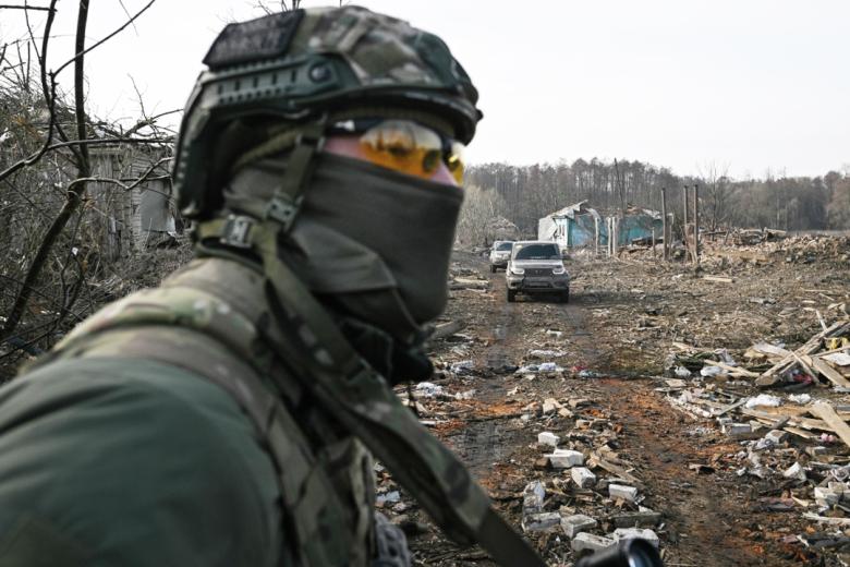 Эвакуация гражданского населения военнослужащими группы «Аида» спецназа «Ахмат» из села Казачья Локня в Суджанском районе Курской области
