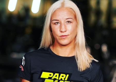 Не ссорьтесь, девочки: бойца UFC представили опасной наркоманкой с ножом