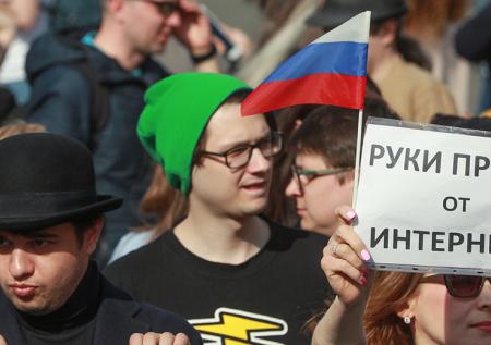 Песков назвал закон о Рунете предосторожностью