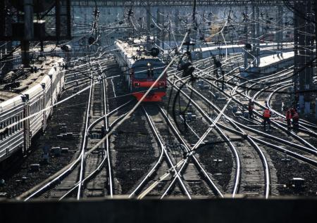 В Подмосковье такси столкнулось с электричкой, два человека погибли