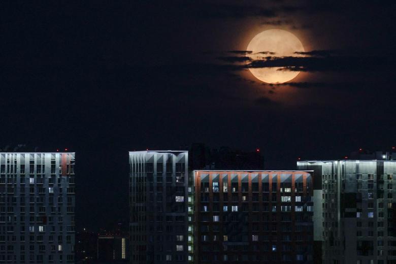  Луна над городом. Москва. Россия