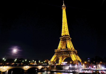 Французская полиция задержала 40 человек из-за инцидента у Эйфелевой башни
