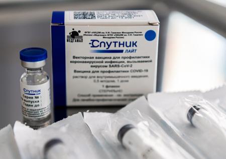 Гинцбург: ревакцинация «Спутником Лайт» защитит от «омикрона» на три месяца