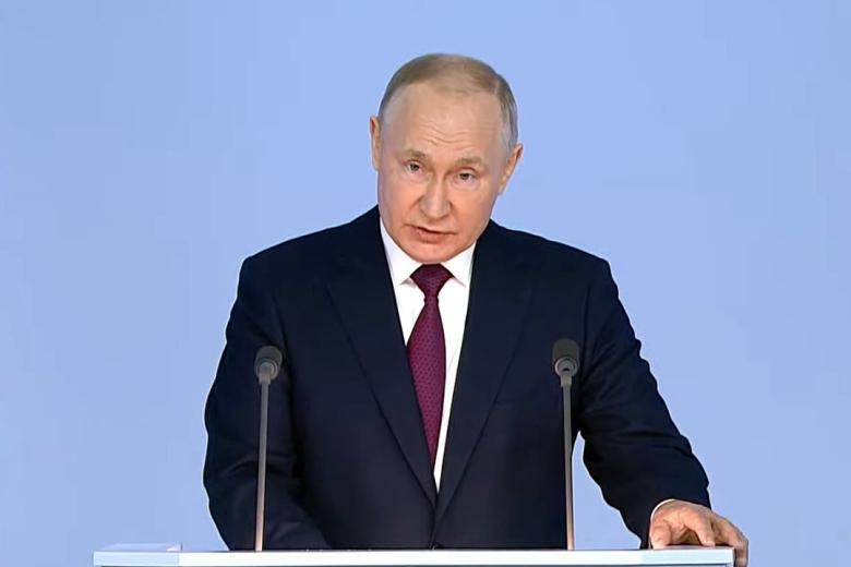 Президент РФ Владимир Путин во время выступления с ежегодным посланием Федеральному собранию РФ в Гостином Дворе
