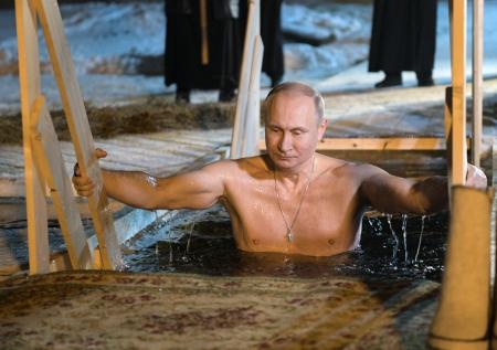 Появилось видео окунания Путина в прорубь на Крещение