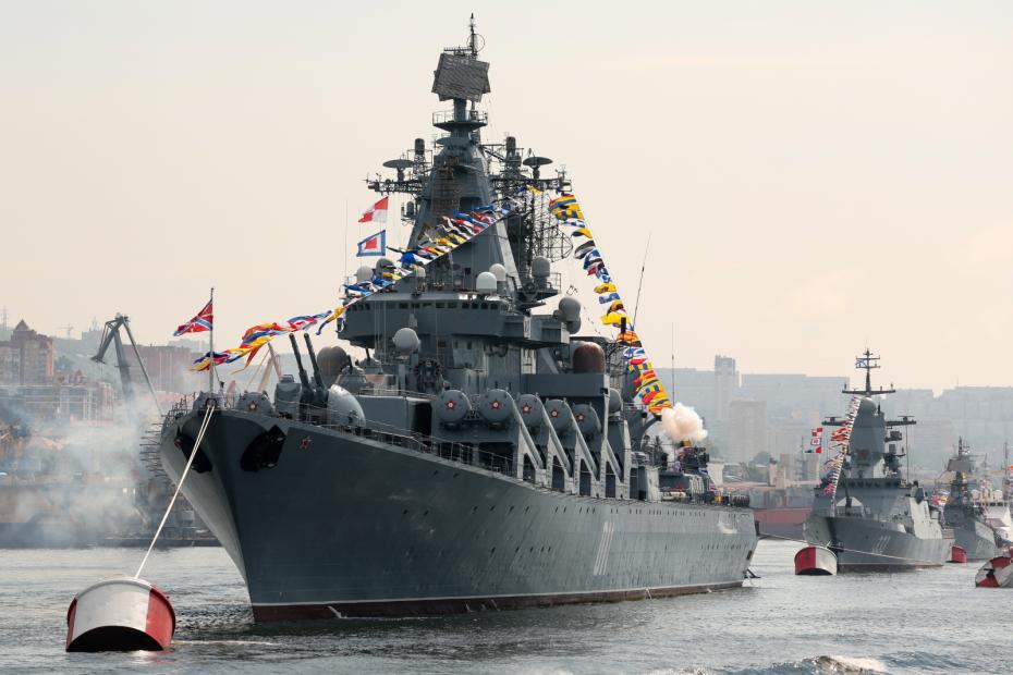 Флагман ТОФ ордена Нахимова гвардейский ракетный крейсер «Варяг» на генеральной репетиции военно-морского парада в честь Дня Военно-Морского Флота в акватории бухты Золотой Рог