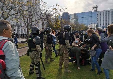 ОМОН применил силу при разгоне митингующих в Хабаровске
