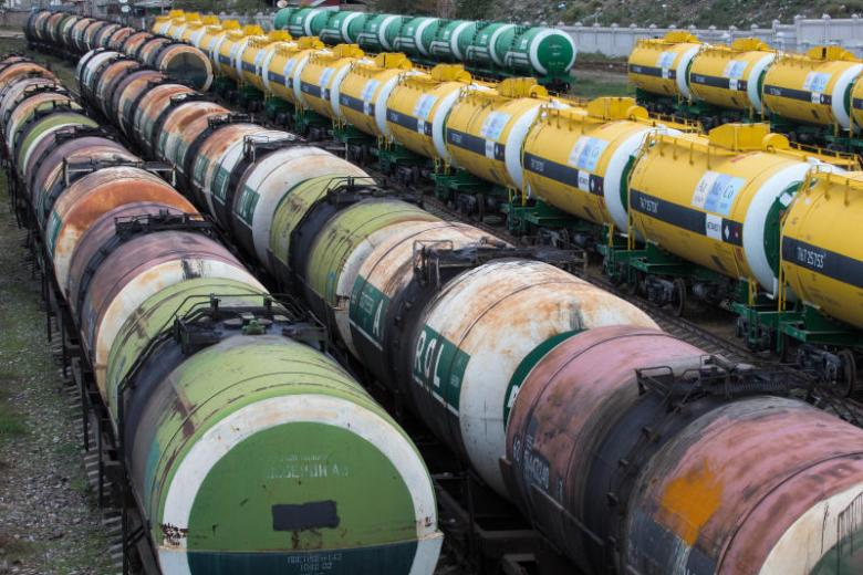 Грузовые составы с нефтью в нефтеналивном терминале