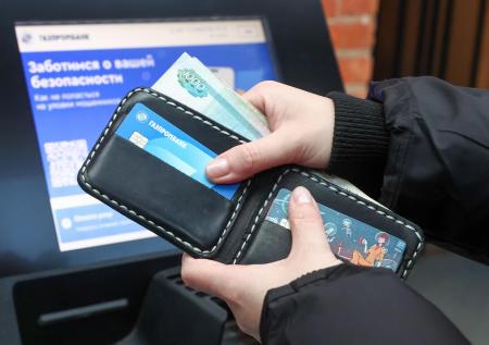Стало известно, почему женщины скрывают свои доходы